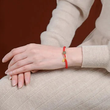 Pulseira Vermelha da Riqueza com Jade Hetian — no pulso