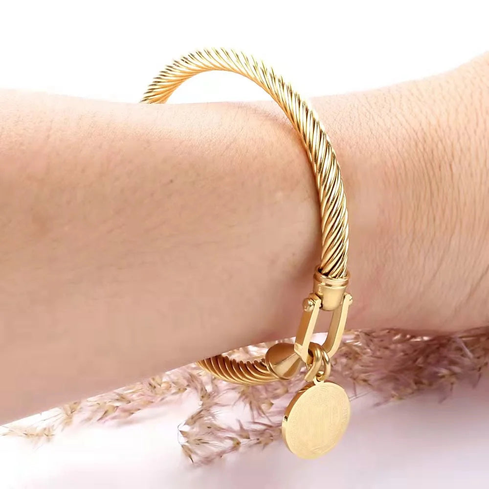 Pulseira de Proteção de São Bento — no pulso
