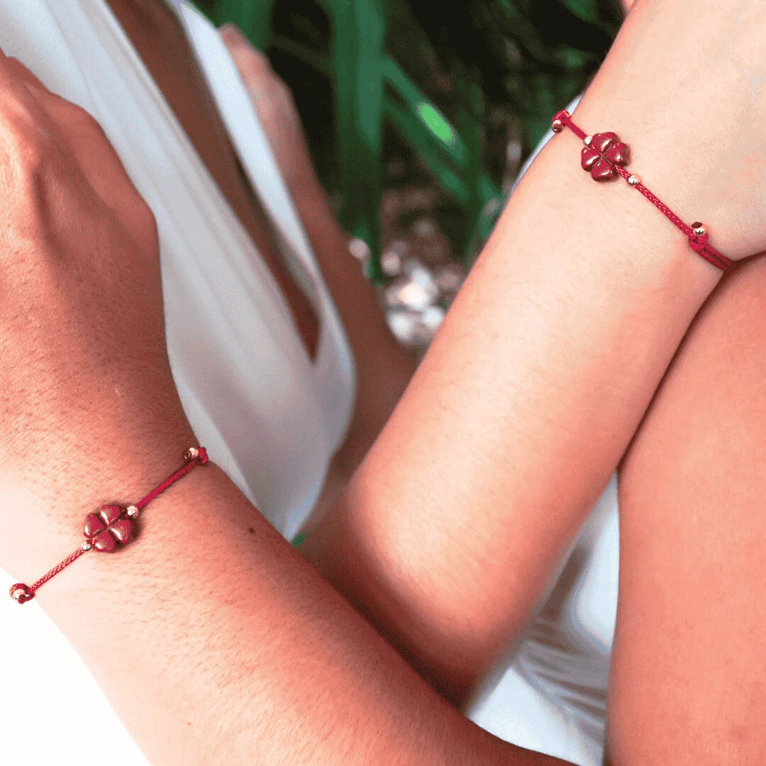 Pulseira Trevo da Sorte em Cinábrio — no pulso