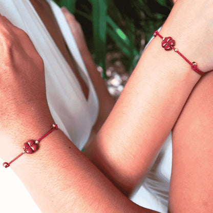 Pulseira Trevo da Sorte em Cinábrio — no pulso