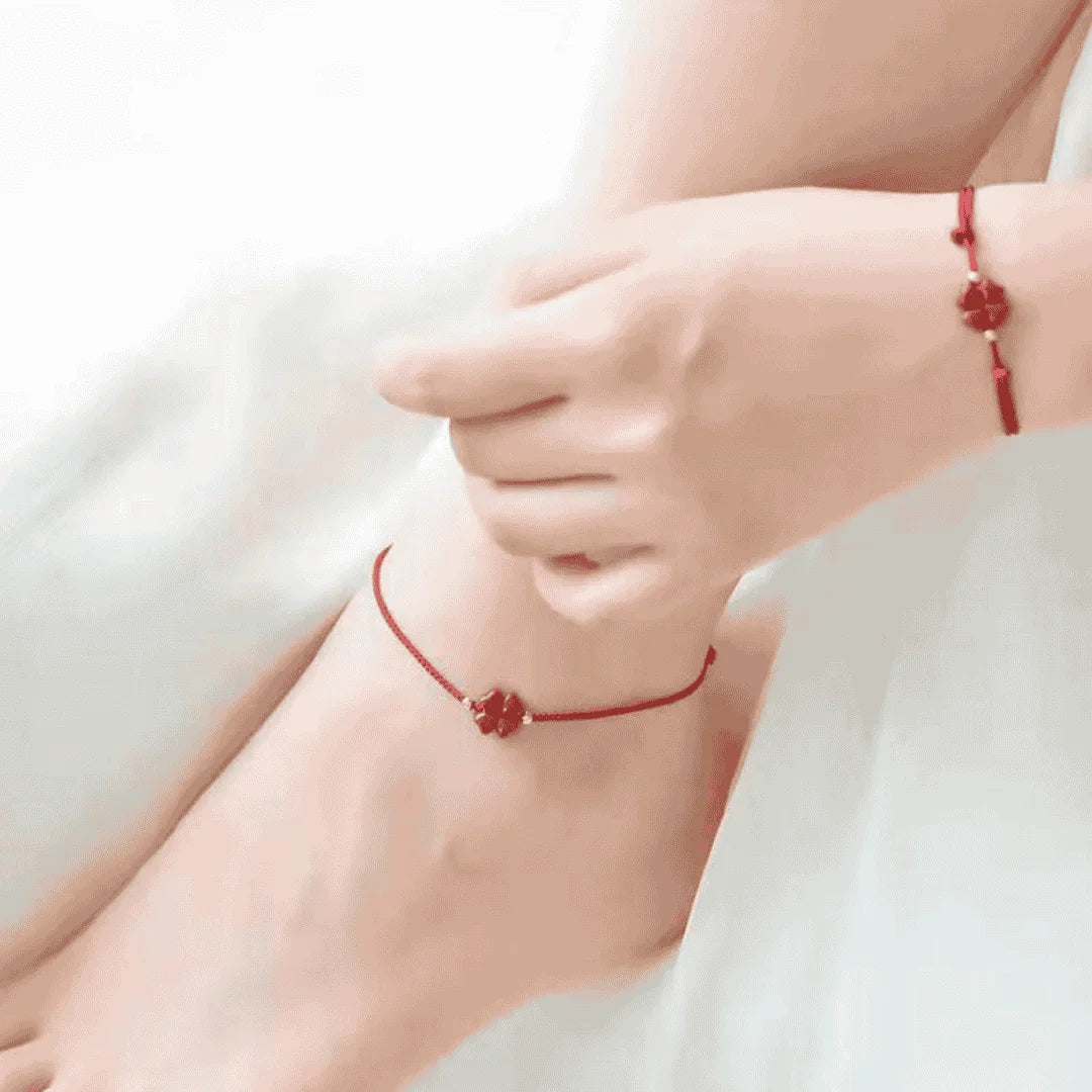 Pulseira Trevo da Sorte em Cinábrio — no pulso