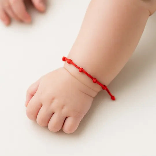 Pulseira Premium dos 7 Nós para Bebês — no pulso