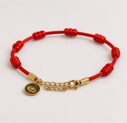 Pulseira Premium dos 7 Nós Vermelha com Dourado — detalhe do fecho e da medalhinha