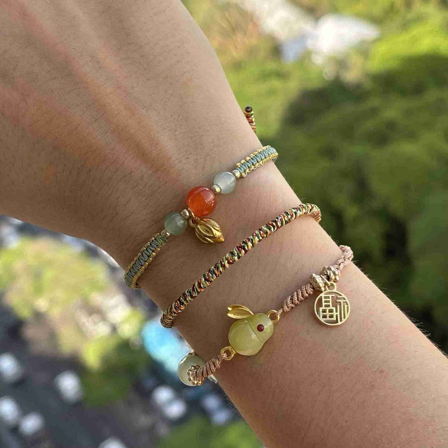 Oferta:Compre 1 Pulseira da Tranquilidade em Ágata + 1 Pulseira Coelho da Felicidade e ganhe 1 Pulseira Colorida Budista