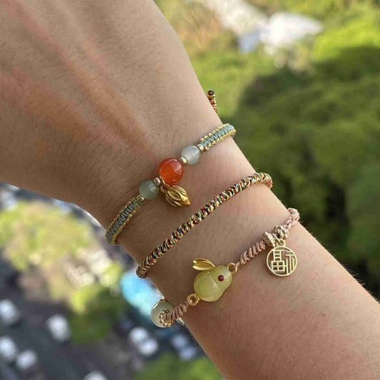 Oferta:Compre 1 Pulseira da Tranquilidade em Ágata + 1 Pulseira Coelho da Felicidade e ganhe 1 Pulseira Colorida Budista
