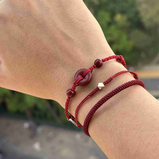 Oferta: Compre 1 Pulseira das Bênçãos em Cinábrio + 1 Pulseira com Conta da Sorte e ganhe 1 Pulseira Vinho da kabbalah