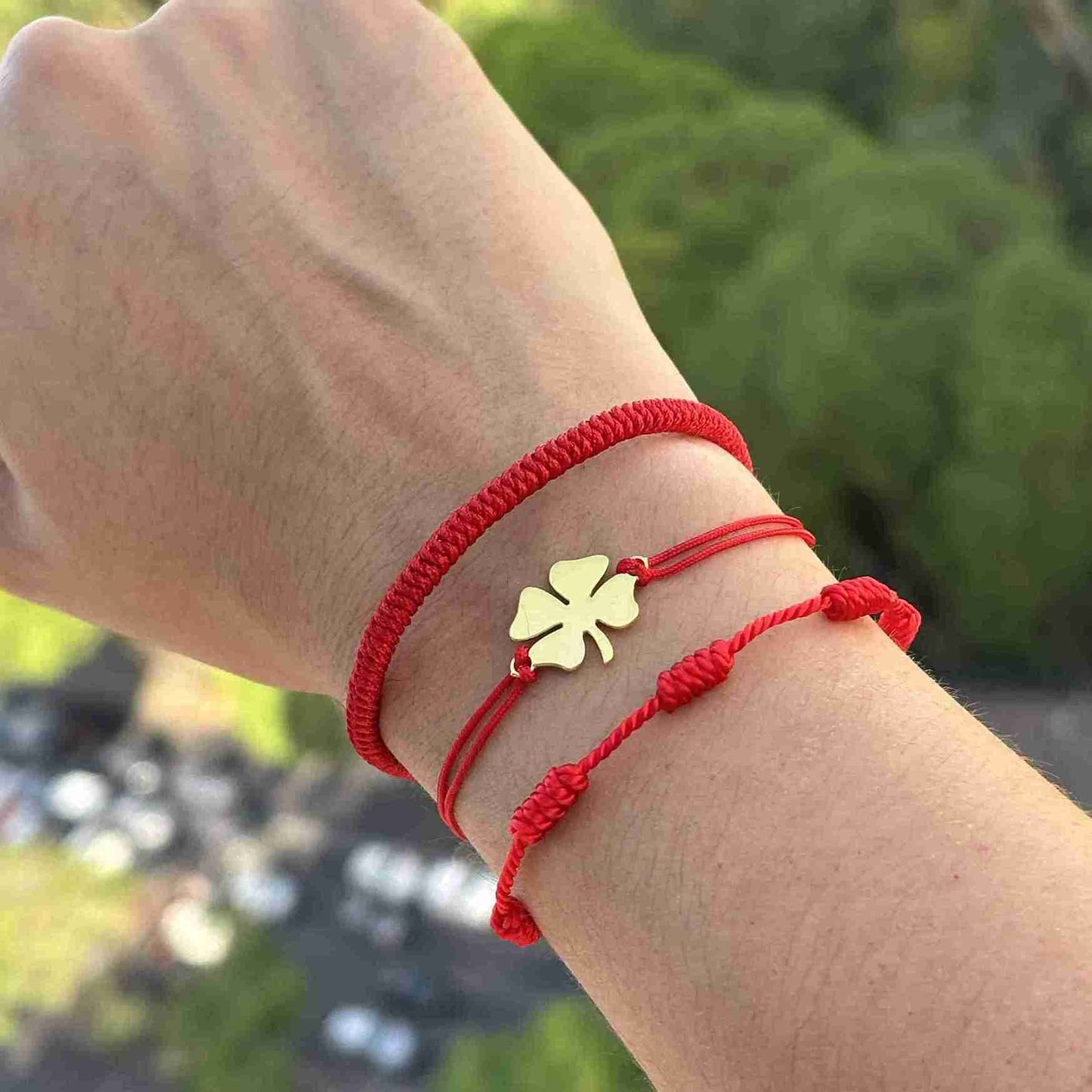Oferta: Compre 1 Pulseira Vermelha da Sorte em Trevo + Pulseira Vermelha da Kabbalah e ganhe 1 pulseira dos 7 nós