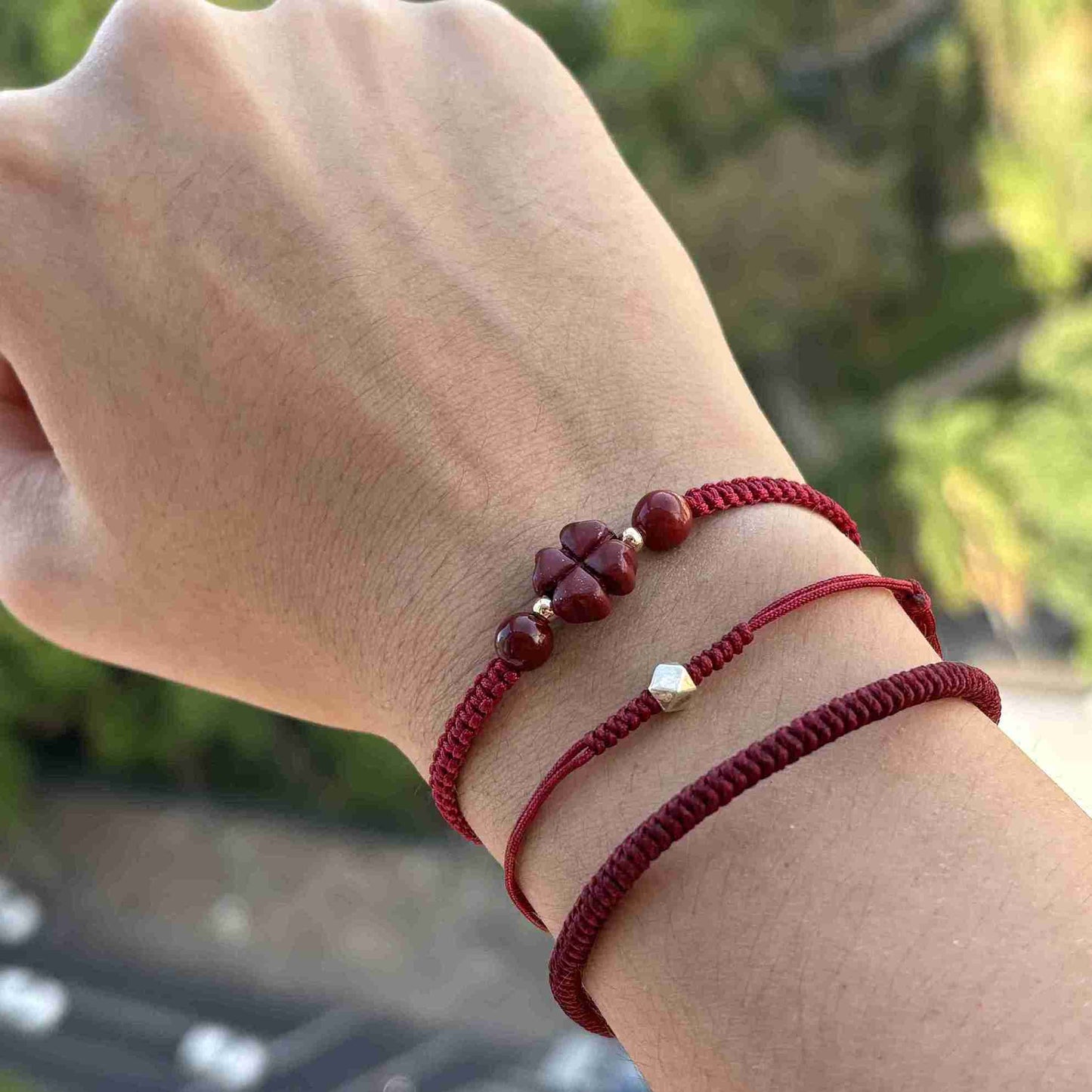 Oferta: Compre 1 Pulseira Bênçãos em Trevo e 1 Pulseira da Conta da Sorte e ganhe 1 Pulseira da Kabbalah