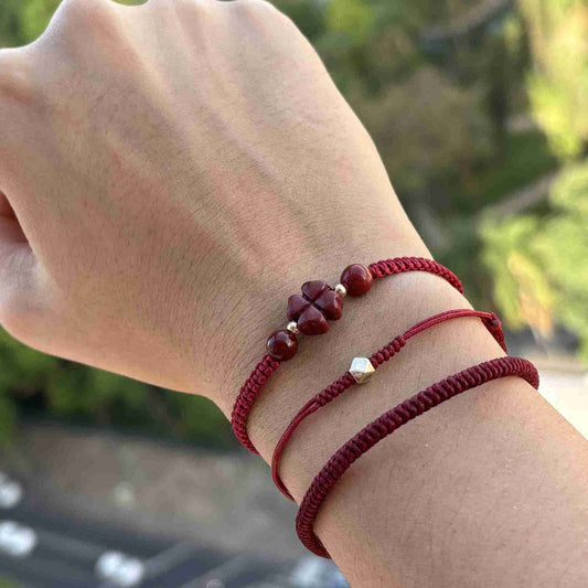 Oferta: Compre 1 Pulseira Bênçãos em Trevo e 1 Pulseira da Conta da Sorte e ganhe 1 Pulseira da Kabbalah