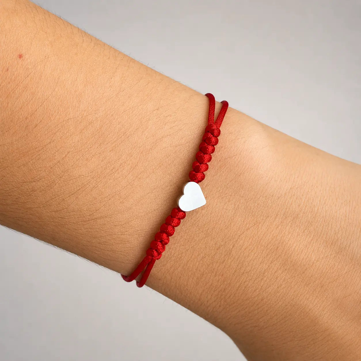 Pulseira Coração do Amor e Proteção Prateado — no pulso