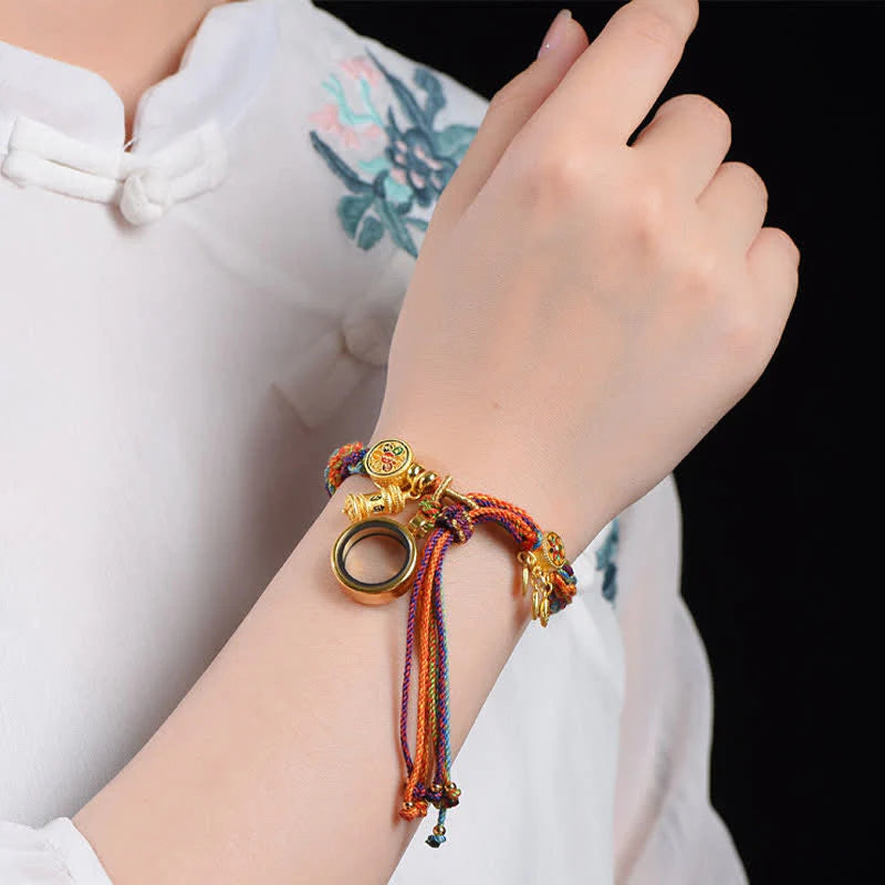 Pulseira Tibetana Colorida da Sorte — no pulso