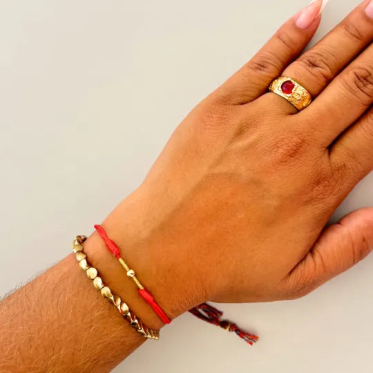 Pulseira Tibetana Conta Dourada — no pulso