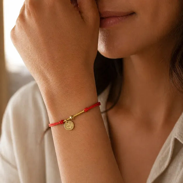 Pulseira Tibetana Conta Dourada — no pulso