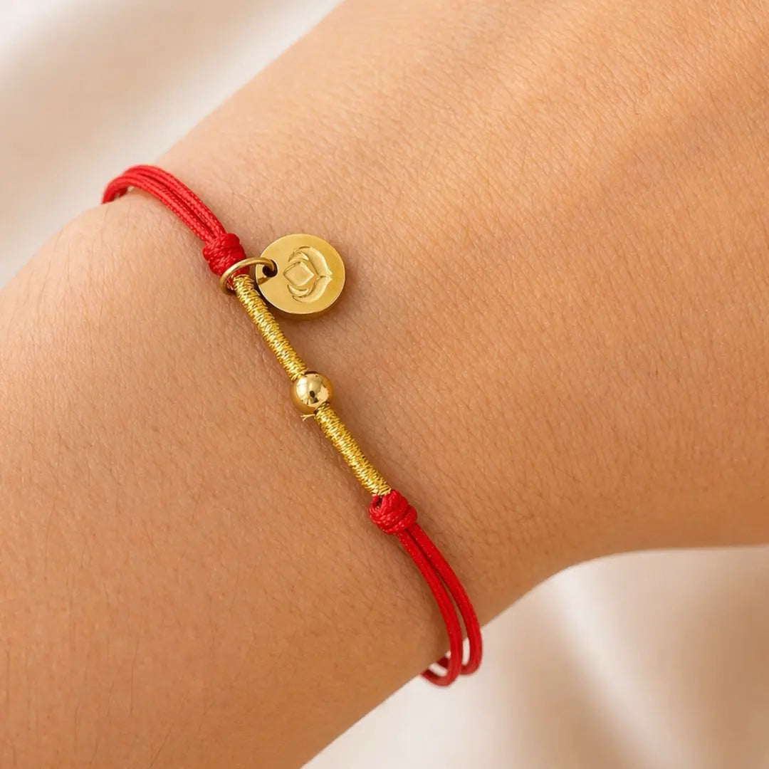 Pulseira Tibetana Conta Dourada — no pulso