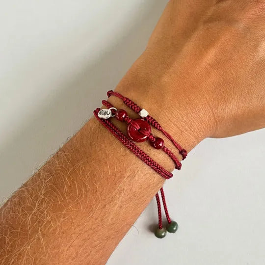 Pulseira Tibetana da Proteção — no pulso