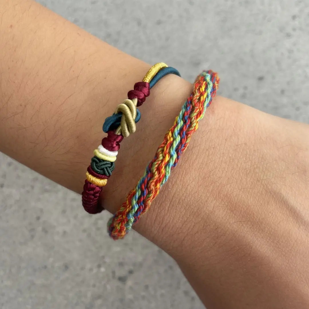 Pulseira Tibetana Mandala da Sorte — no pulso