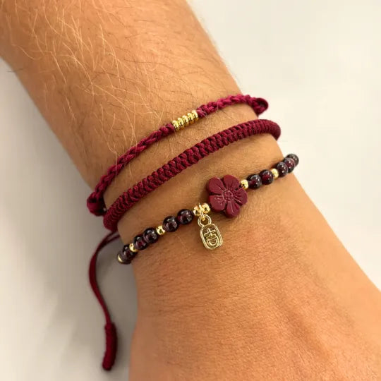 Pulseira Trançada com Contas Douradas da Sorte — no pulso