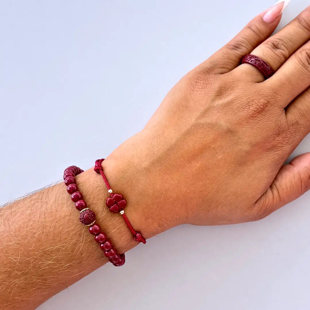 Pulseira Trevo da Sorte em Cinábrio — no pulso