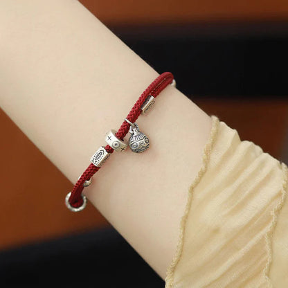 Pulseira Vermelha Carpa do Sucesso — no pulso