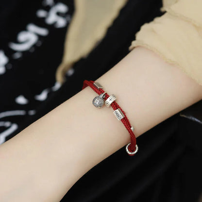 Pulseira Vermelha Carpa do Sucesso — no pulso