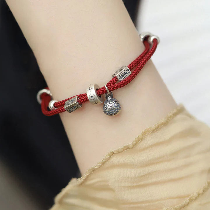 Pulseira Vermelha Carpa do Sucesso — no pulso