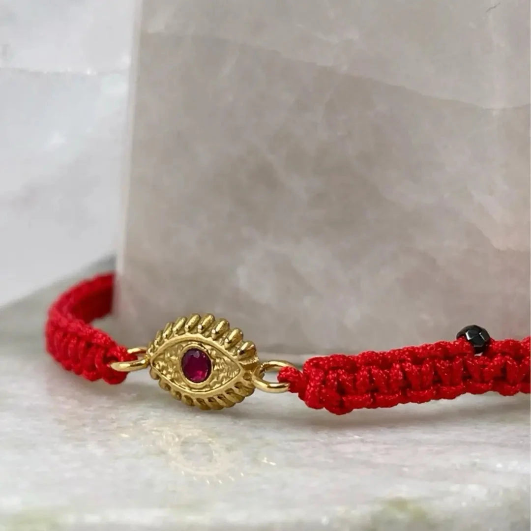 Pulseira Vermelha Contra Ansiedade e Mau-Olhado Dourada — lifestyle