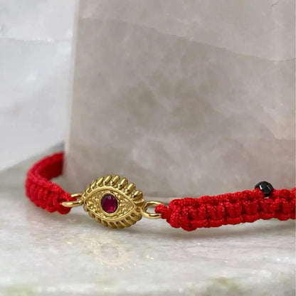 Pulseira Vermelha Contra Ansiedade e Mau-Olhado Dourada — lifestyle