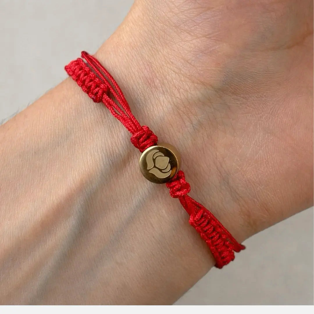 Pulseira Vermelha Contra Ansiedade e Mau-Olhado Dourada — no pulso