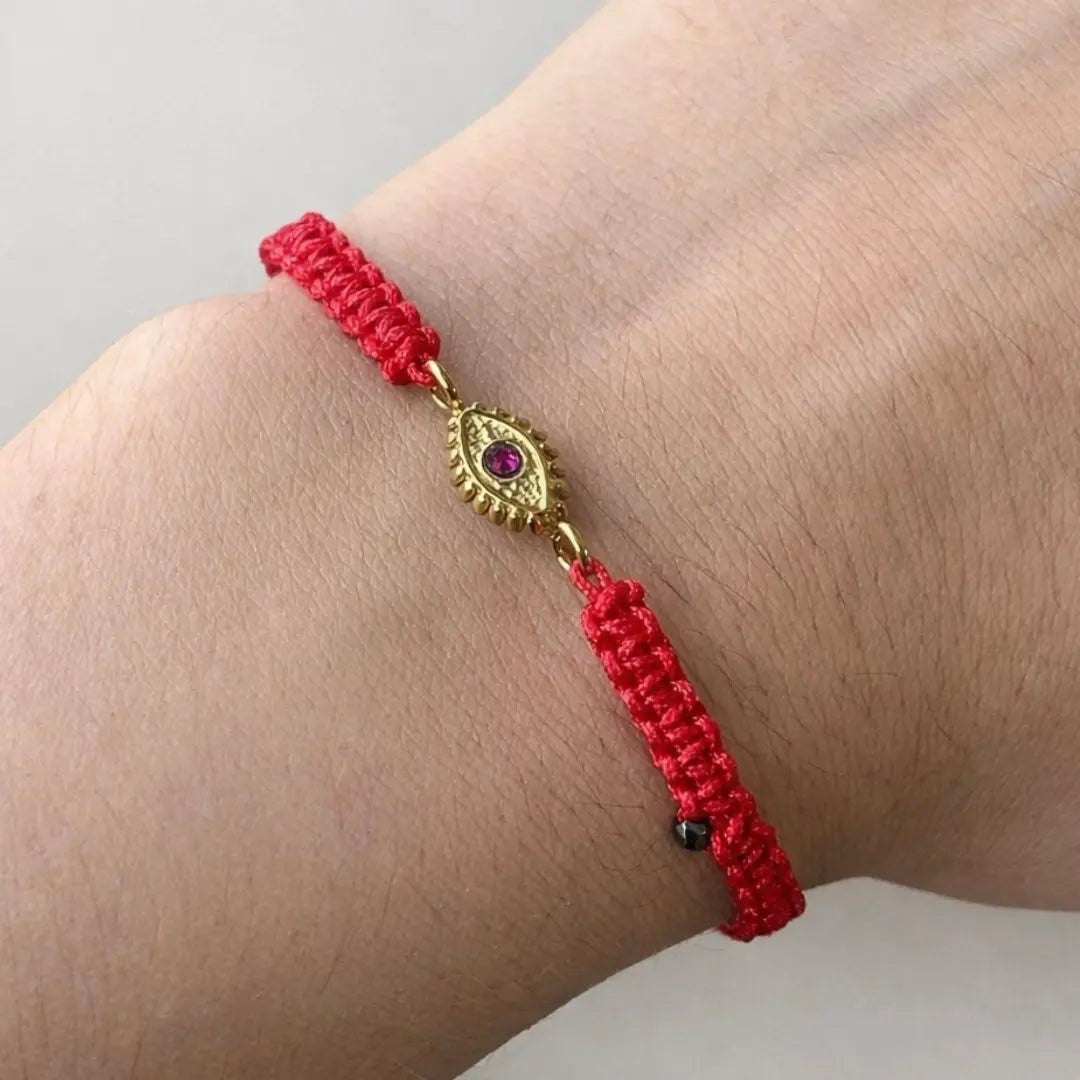 Pulseira Vermelha Contra Ansiedade e Mau-Olhado Dourada — no pulso