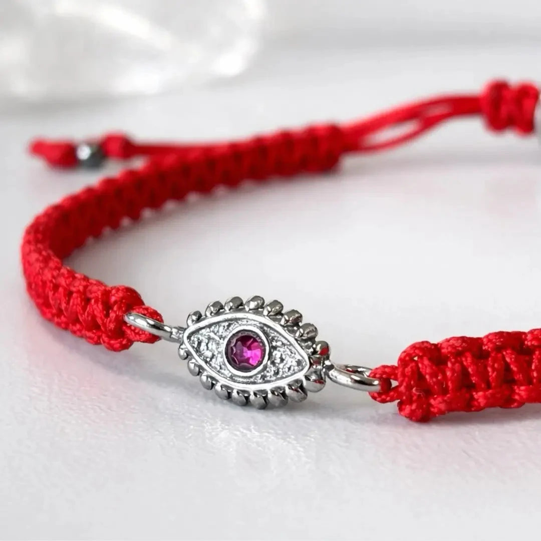 Pulseira Vermelha Contra Ansiedade e Mau-Olhado Prateada — detalhe