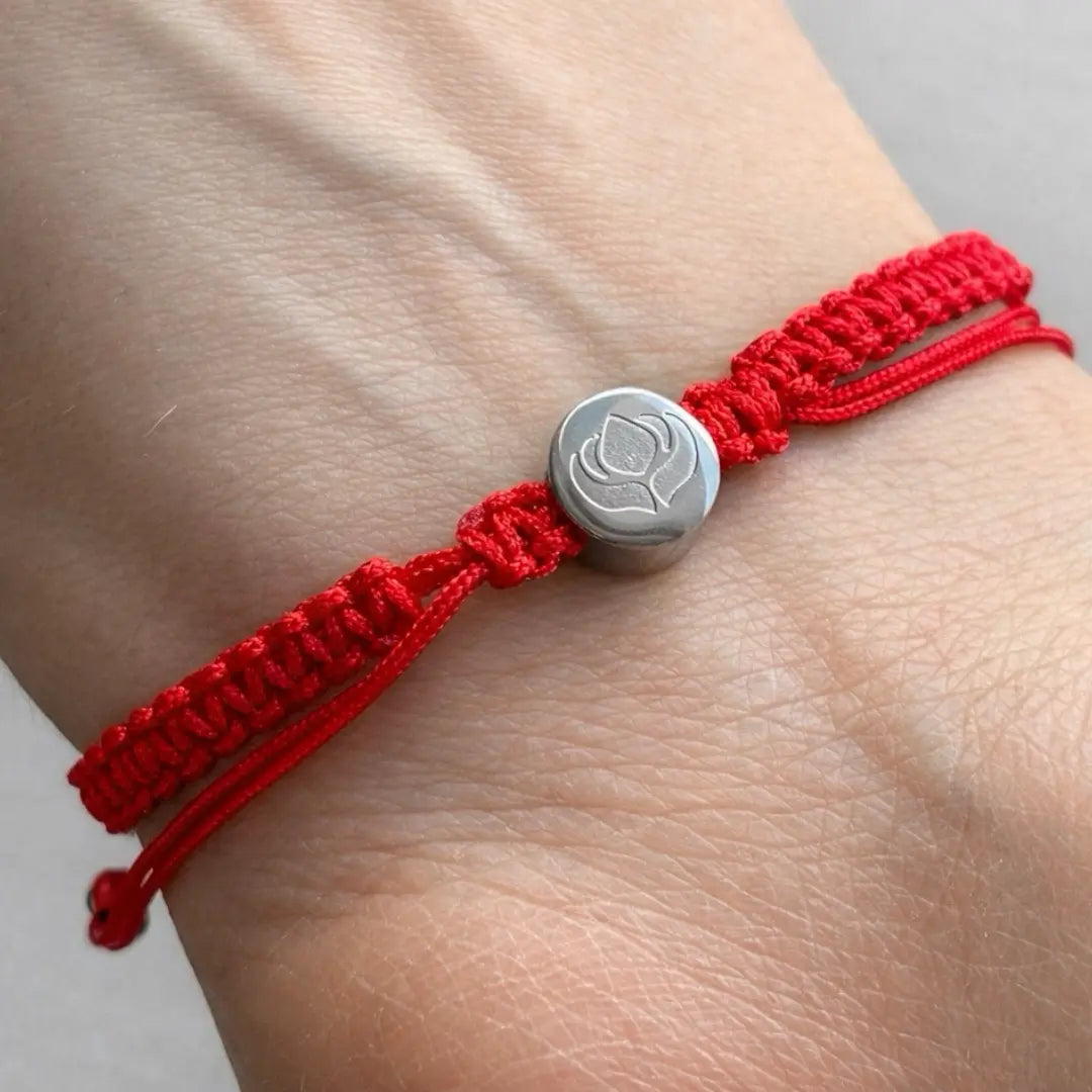 Pulseira Vermelha Contra Ansiedade e Mau-Olhado Prateada — no pulso
