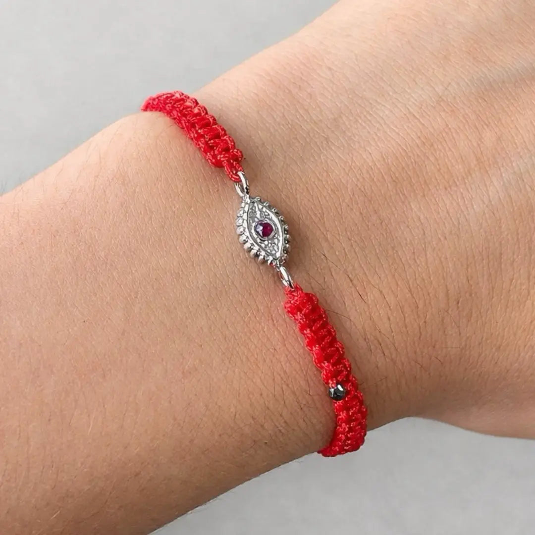 Pulseira Vermelha Contra Ansiedade e Mau-Olhado Prateada — no pulso