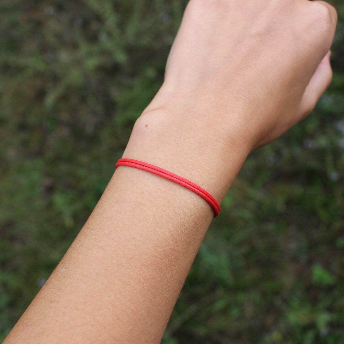 Pulseira Vermelha Fio do Destino — no pulso