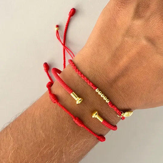 Pulseira Vermelha da Conexão — no pulso