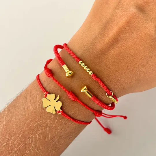 Pulseira Vermelha da Conexão — no pulso