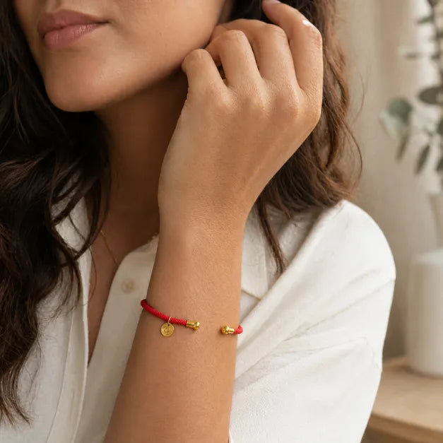 Pulseira Vermelha da Conexão — no pulso