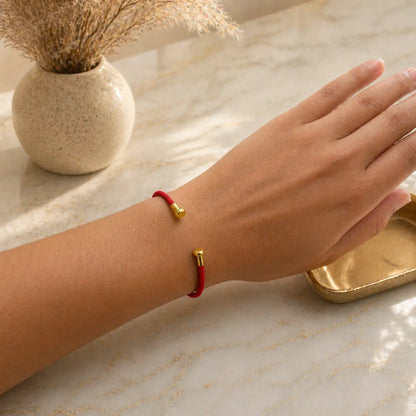 Pulseira Vermelha da Conexão — no pulso