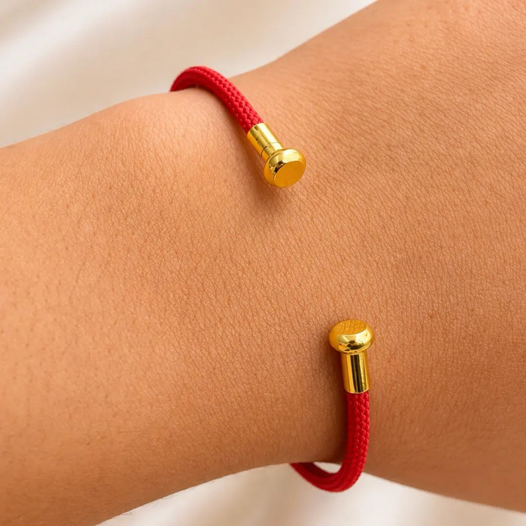 Pulseira Vermelha da Conexão — no pulso