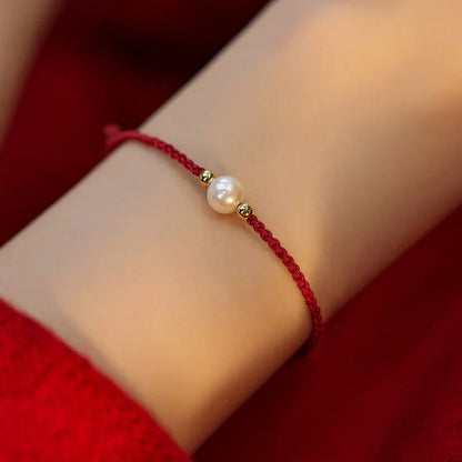 Pulseira Vermelha da Cura Contas de Pérolas — no pulso