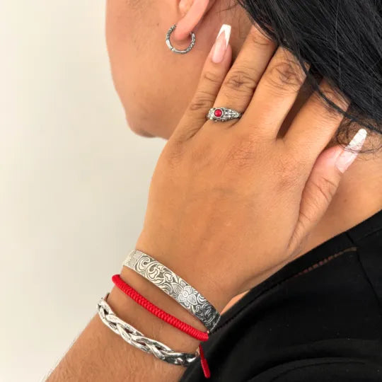 Pulseira Vermelha da Kabbalah — no pulso