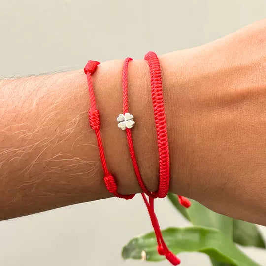 Pulseira Vermelha da Kabbalah — no pulso