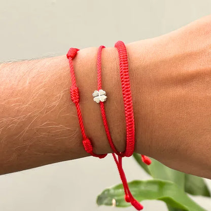Pulseira Vermelha da Kabbalah — no pulso