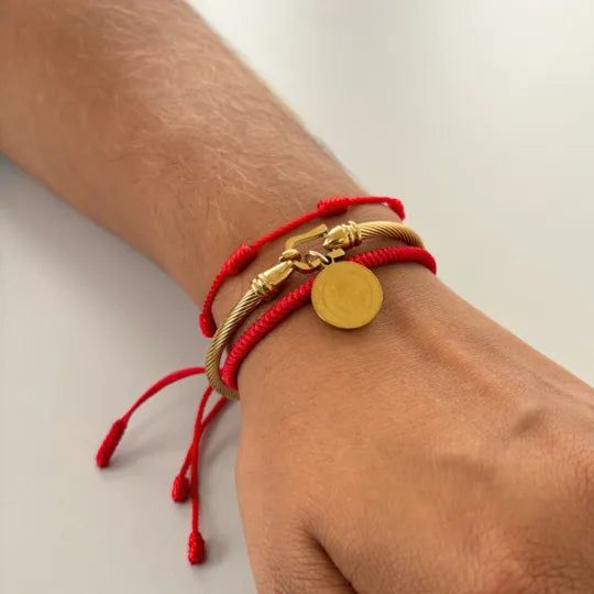 Pulseira Vermelha da Kabbalah — no pulso
