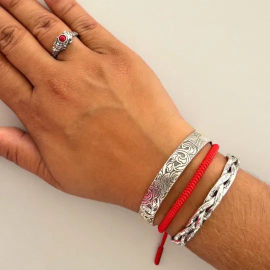 Pulseira Vermelha da Kabbalah — no pulso