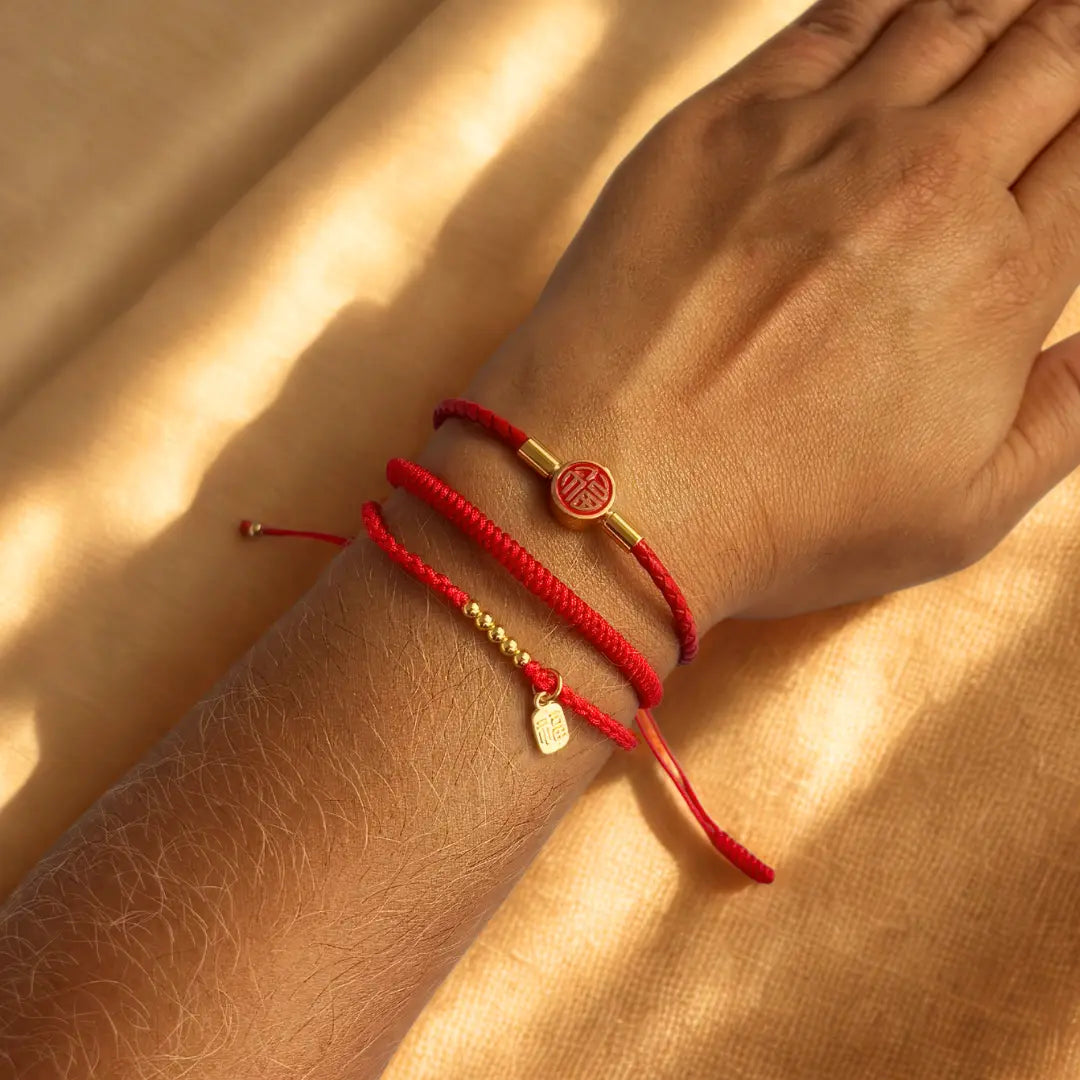 Pulseira Vermelha da Kabbalah — no pulso