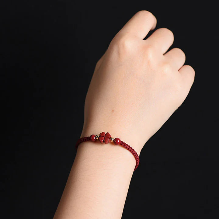 Pulseira Vermelha das Bênçãos em Trevo de Quatro Folhas — no pulso