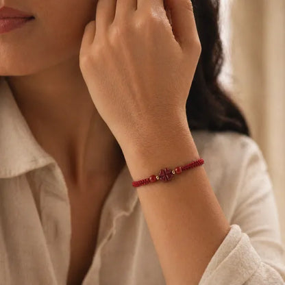 Pulseira Vermelha das Bênçãos em Trevo de Quatro Folhas — no pulso