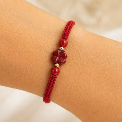 Pulseira Vermelha das Bênçãos em Trevo de Quatro Folhas — no pulso
