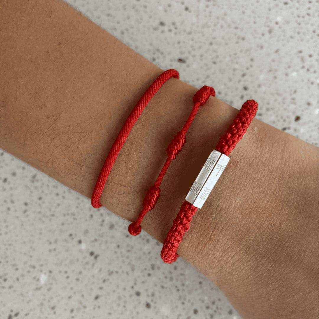 Pulseira Vermelha do Guardião Sagrado — no pulso