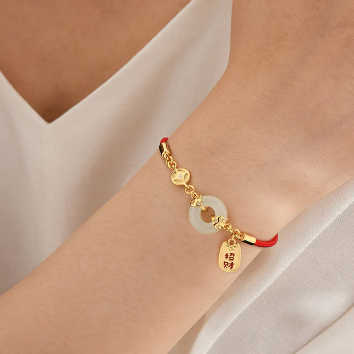 Pulseira Vermelha Fivela da Paz e Fortuna — no pulso